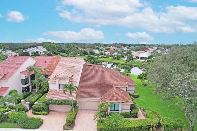 Fabulous end unit updated in 2018 with new baths, kitchen - Beach Home for sale in Palm Beach Gardens, Florida on Beachhouse.com