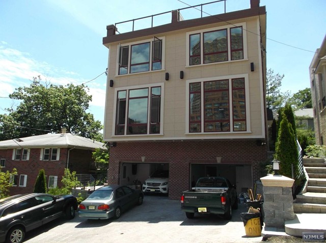 MAGNIFICENTLY DESIGNED 5 LEVEL CONTEMPORARY TOWNHOUSE WITH OPEN - Beach Home for sale in Edgewater, New Jersey on Beachhouse.com