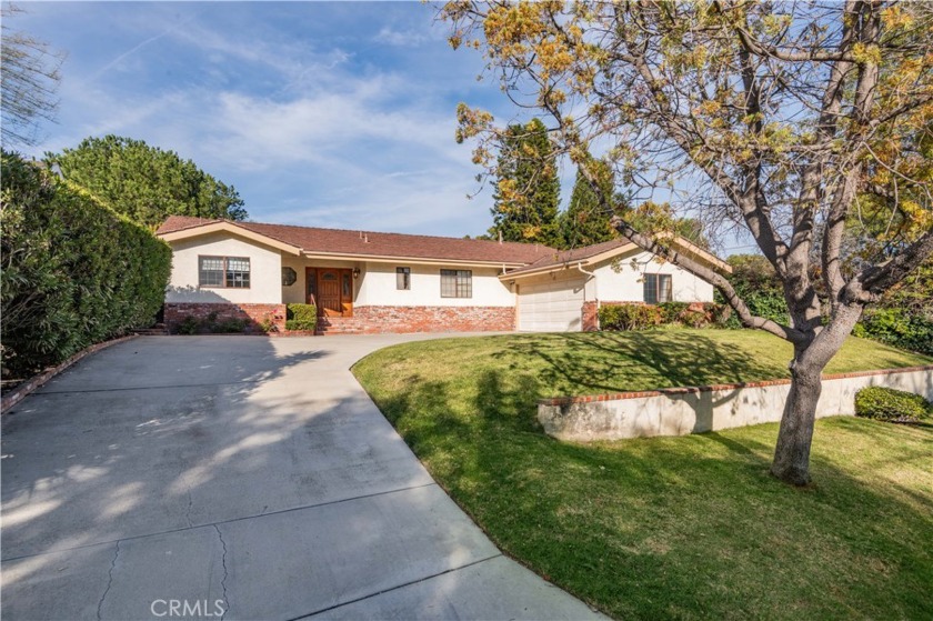 SUPER SPACIOUS SINGLE LEVEL HOME WITH A HUGE, FLAT BACKYARD - Beach Home for sale in Rolling Hills Estates, California on Beachhouse.com