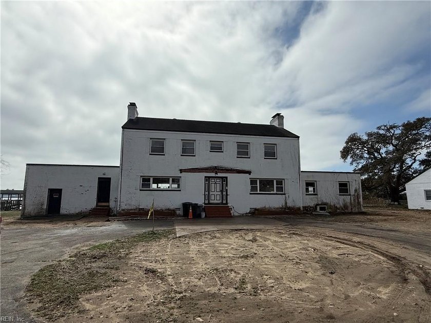 Welcome to 323 S Willard Ave in Hampton, VA -- a rare waterfront - Beach Home for sale in Hampton, Virginia on Beachhouse.com