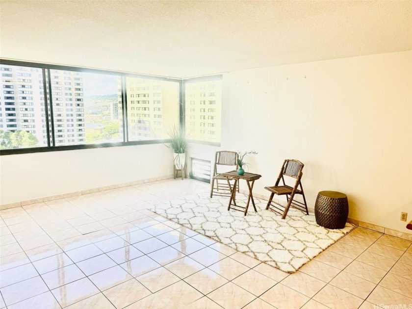 This 2-bedroom, 1-bath unit in Kukui Plaza is a blank slate - Beach Condo for sale in Honolulu, Hawaii on Beachhouse.com