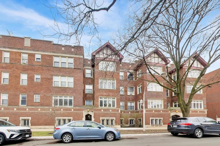 This spacious and move-in ready 3-bedroom residence offers a - Beach Condo for sale in Chicago, Illinois on Beachhouse.com
