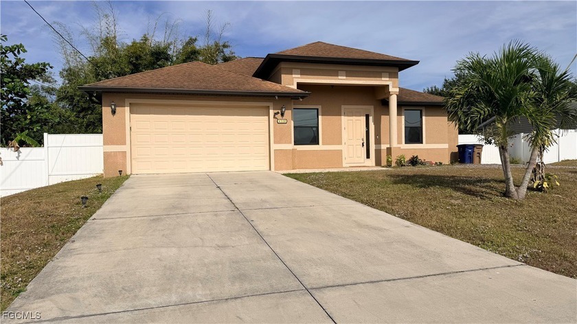 Welcome to this spacious and beautifully maintained home - Beach Home for sale in Lehigh Acres, Florida on Beachhouse.com