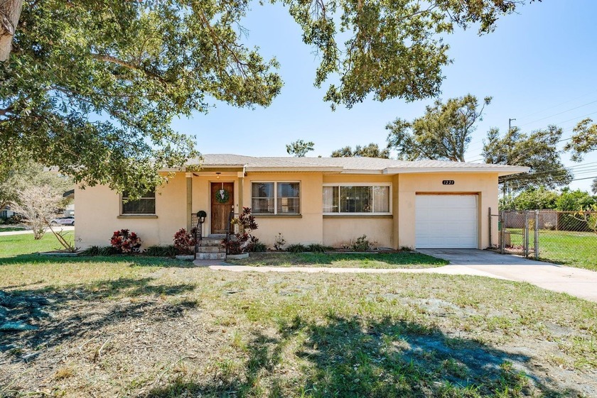 Short Sale. LOCATION, VALUE, and MOVE-IN READY convenience all - Beach Home for sale in Clearwater, Florida on Beachhouse.com