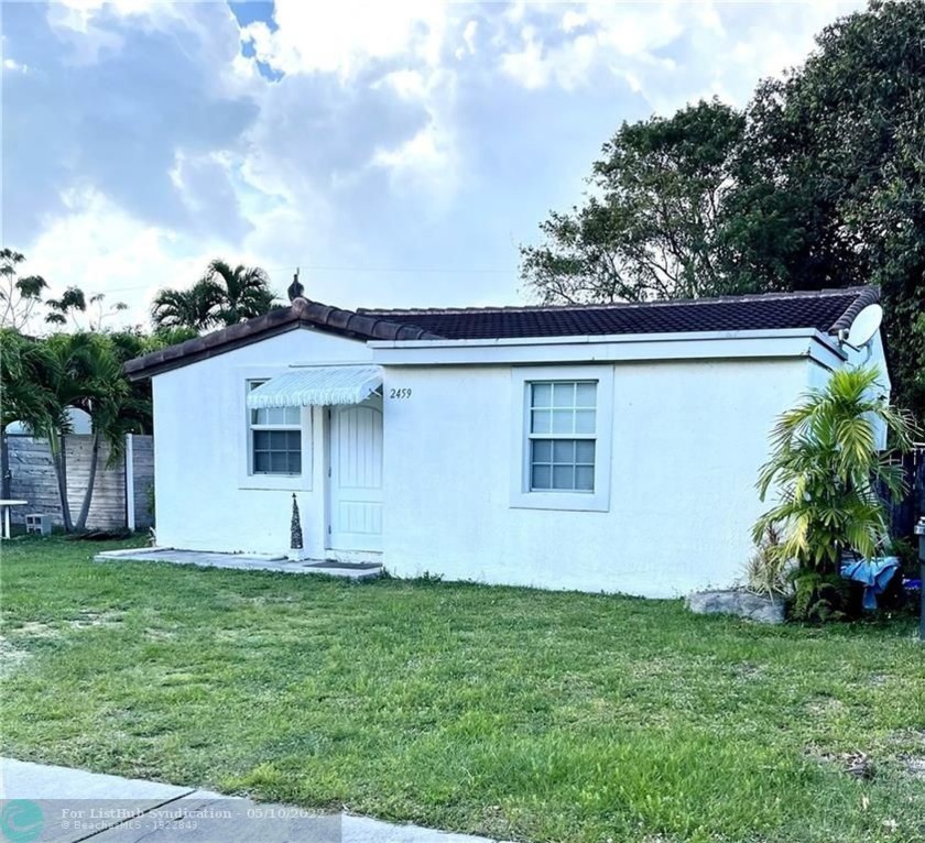 Big yard, quiet street! Beautiful starter home or investment - Beach Home for sale in Hollywood, Florida on Beachhouse.com