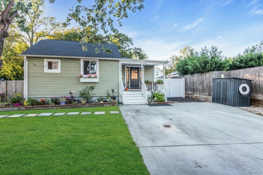 The Perfect Beach Home in Bayville with a huge flat yard. This - Beach Home for sale in Bayville, New York on Beachhouse.com