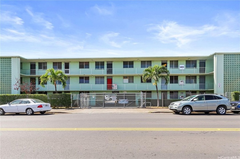 This Kalihi  unit is centrally  located in a gated building. The - Beach Condo for sale in Honolulu, Hawaii on Beachhouse.com