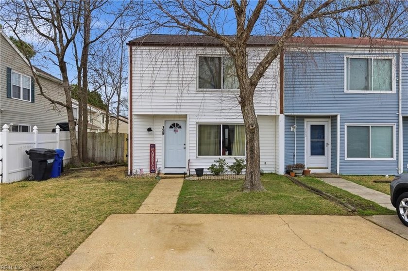 Welcome home to 128 Thalia Trace Drive! a charming 2 bedroom/1.5 - Beach Townhome/Townhouse for sale in Virginia Beach, Virginia on Beachhouse.com