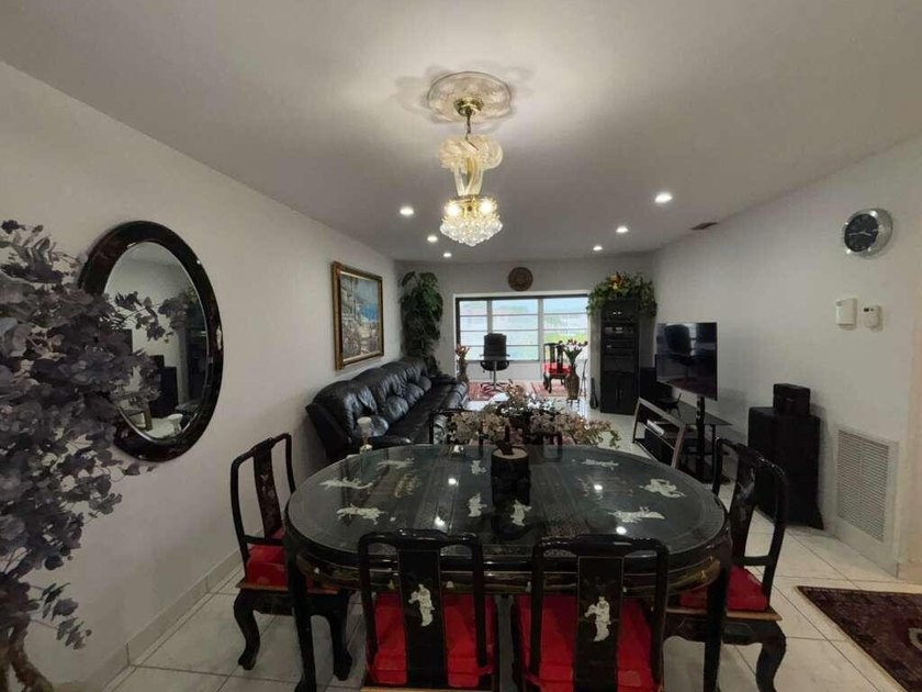 SELLER HIGHLY MOTIVATED! SELLER OFFERING CASH AT CLOSING! This - Beach Condo for sale in Lauderdale Lakes, Florida on Beachhouse.com