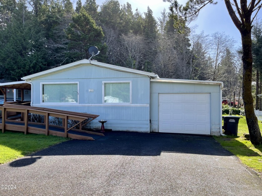 Lovely and well maintained 2 bedroom 2 bath manufactured home in - Beach Home for sale in Waldport, Oregon on Beachhouse.com