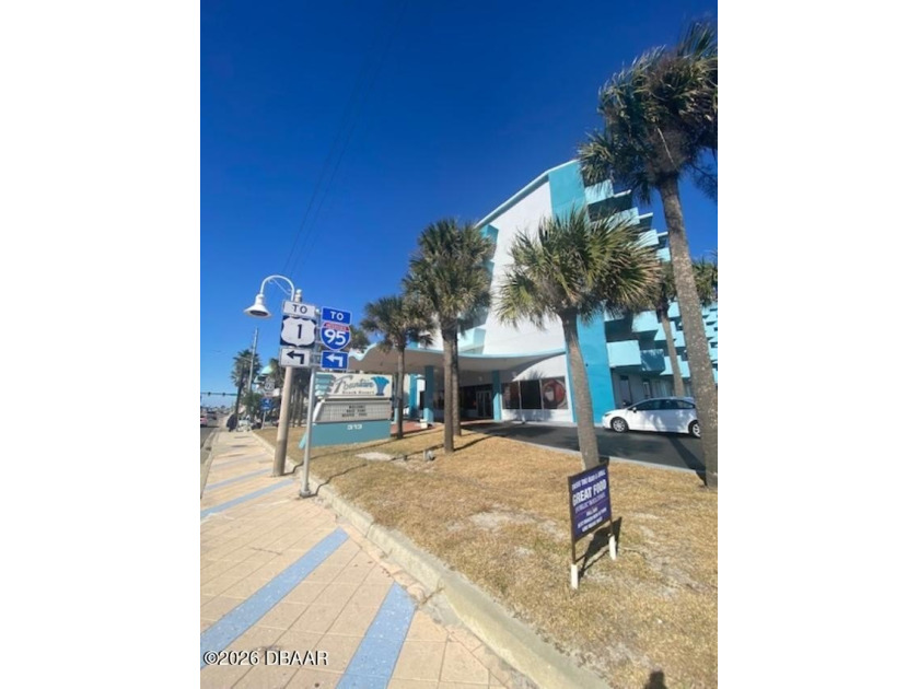 DIRECT OCEANFRONT UNIT OVERLOOKING THE TIKI BAR AND POOL AND OF - Beach Condo for sale in Daytona Beach, Florida on Beachhouse.com