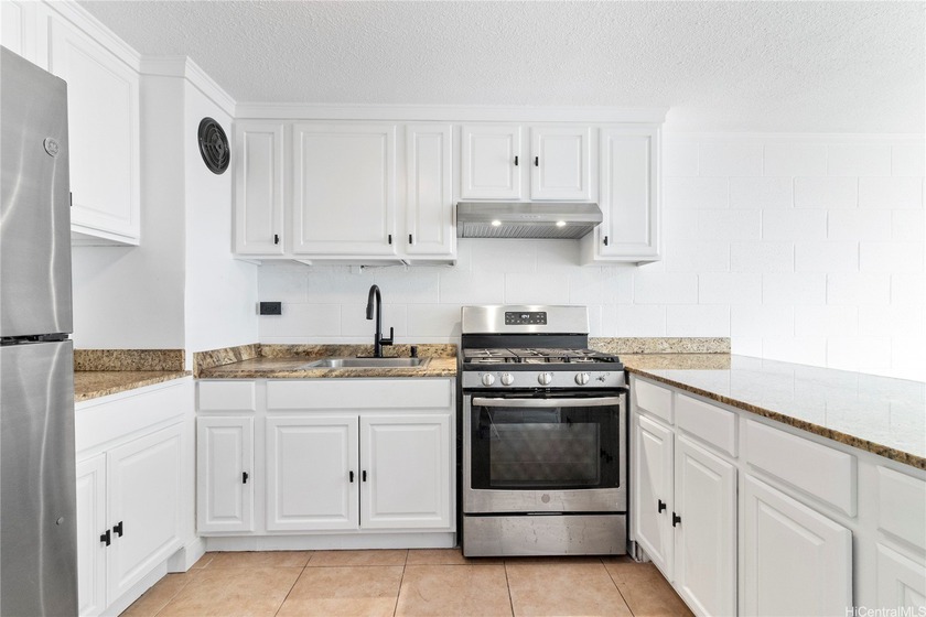 THREE bedrooms, UNDER $400,000 and in TOWN! Welcome to residence - Beach Condo for sale in Honolulu, Hawaii on Beachhouse.com