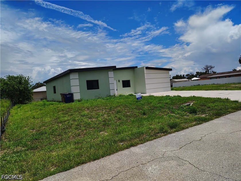 Beautiful House, priced to sell!!!!! it has a 2 bedroom and 1 - Beach Home for sale in Lehigh Acres, Florida on Beachhouse.com