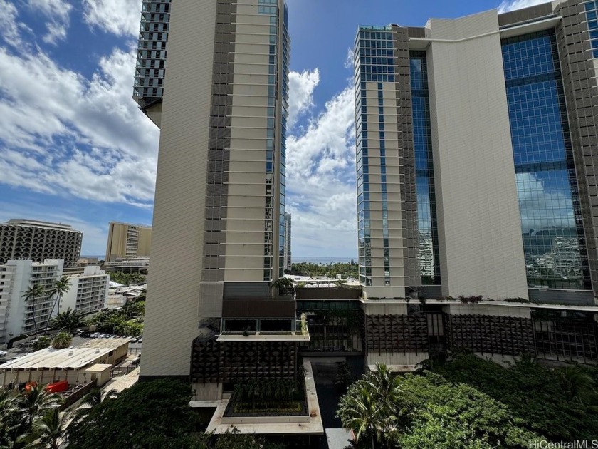 A must see, priced to sell mid floor unit with *Peek-a-Boo* - Beach Condo for sale in Honolulu, Hawaii on Beachhouse.com