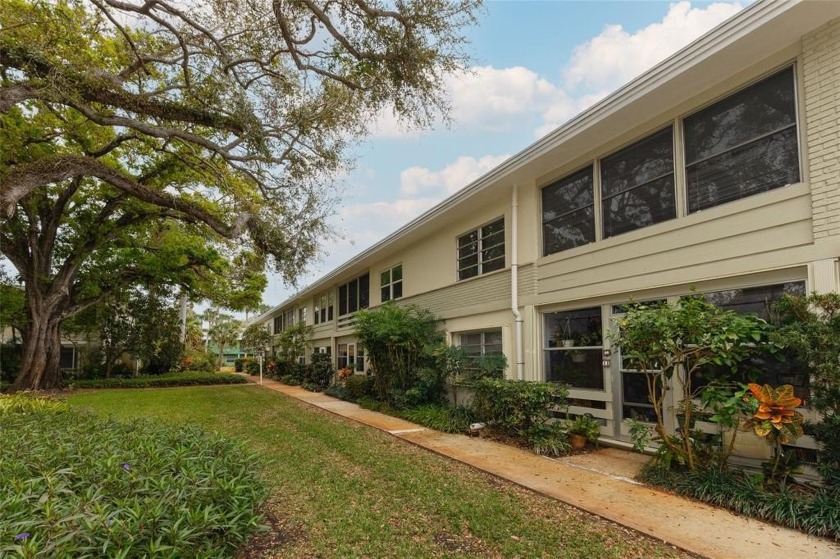 Cozy 1-bedroom, 1-bathroom condo located in Heather Way. This - Beach Condo for sale in Vero Beach, Florida on Beachhouse.com