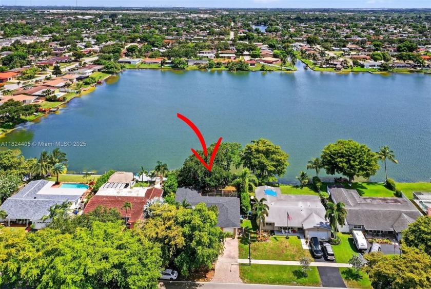 NO HOA Lakeside Living at Its Best This beautiful 3-bedroom - Beach Home for sale in Pembroke Pines, Florida on Beachhouse.com