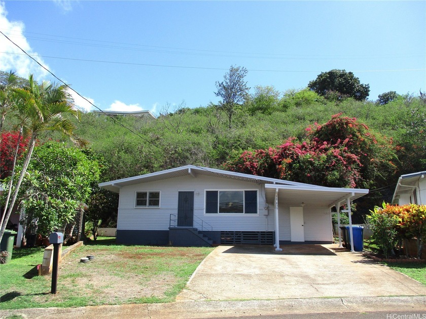 Home is where the heart is! Perimeter lot with no neighbors in - Beach Home for sale in Aiea, Hawaii on Beachhouse.com