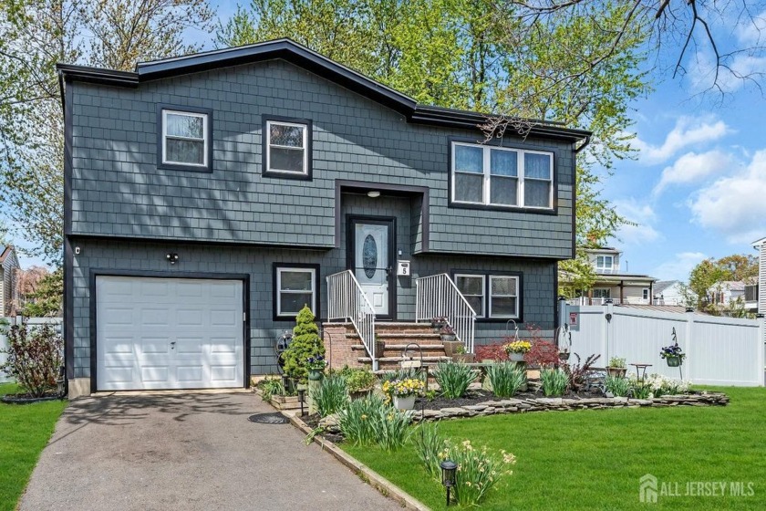 Beautiful Move-In-Ready Home located in Middletown! This house - Beach Home for sale in Middletown, New Jersey on Beachhouse.com