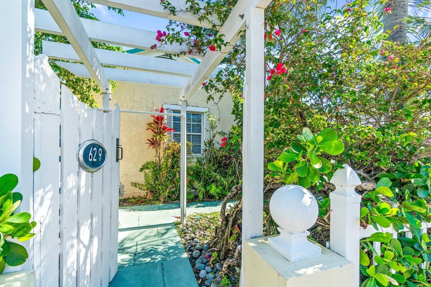 West Palm Beach corner double lot. Hidden behind a white picket - Beach Home for sale in West Palm Beach, Florida on Beachhouse.com