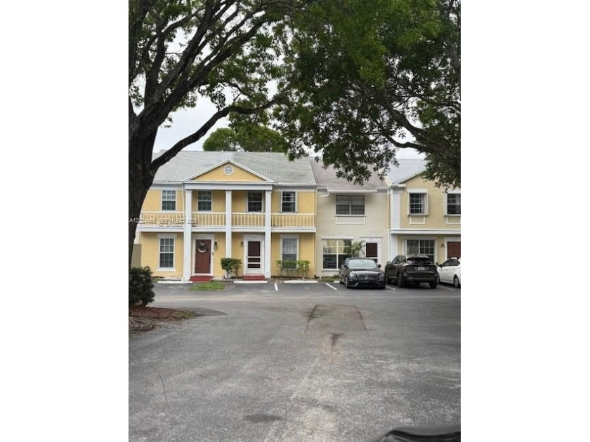 Beautiful Lakefront townhouse in Rock Creek Crown Colony.  Sip a - Beach Townhome/Townhouse for sale in Cooper City, Florida on Beachhouse.com