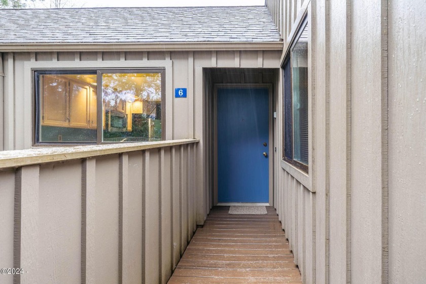 Beautifully maintained one level, 2 bedroom, 1 bath, vaulted - Beach Condo for sale in Lincoln City, Oregon on Beachhouse.com