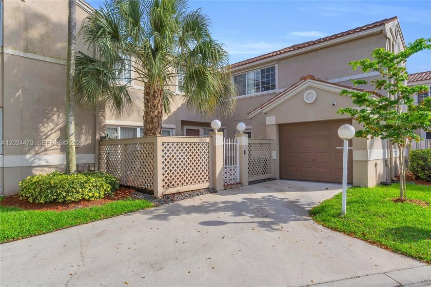 Beautiful opportunity to own a spacious, well-priced townhome in - Beach Townhome/Townhouse for sale in Cooper City, Florida on Beachhouse.com