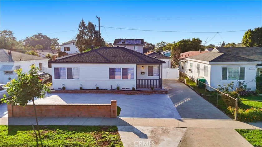 Welcome to this beautifully fully remodeled home in the heart of - Beach Home for sale in Long Beach, California on Beachhouse.com