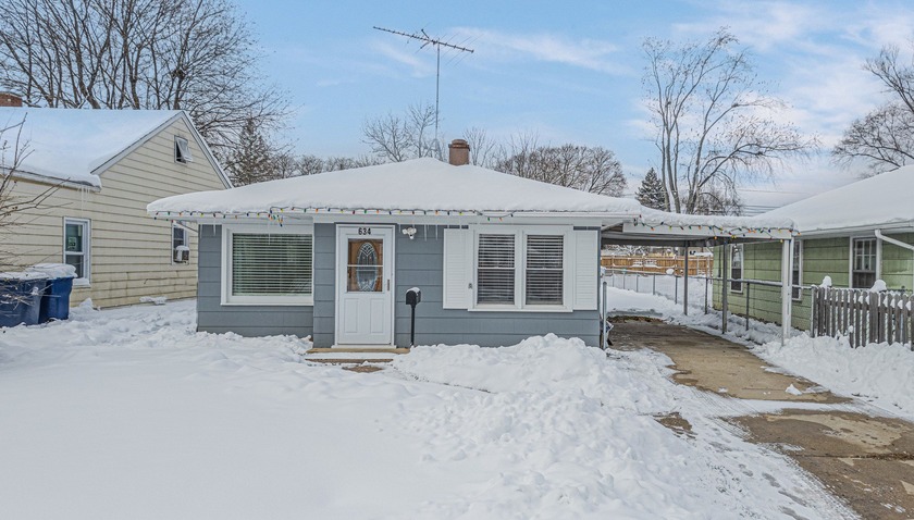 Welcome to this charming and affordable 2-bedroom starter home - Beach Home for sale in Waukegan, Illinois on Beachhouse.com