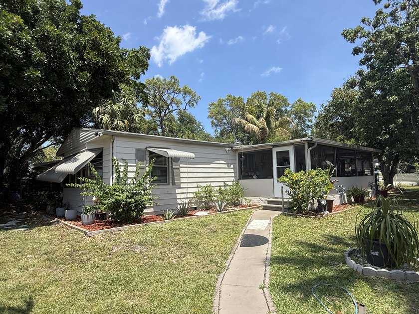 Charming, fully renovated mobile home featuring 4Bed/2Bath, in - Beach Home for sale in Palm Beach Gardens, Florida on Beachhouse.com