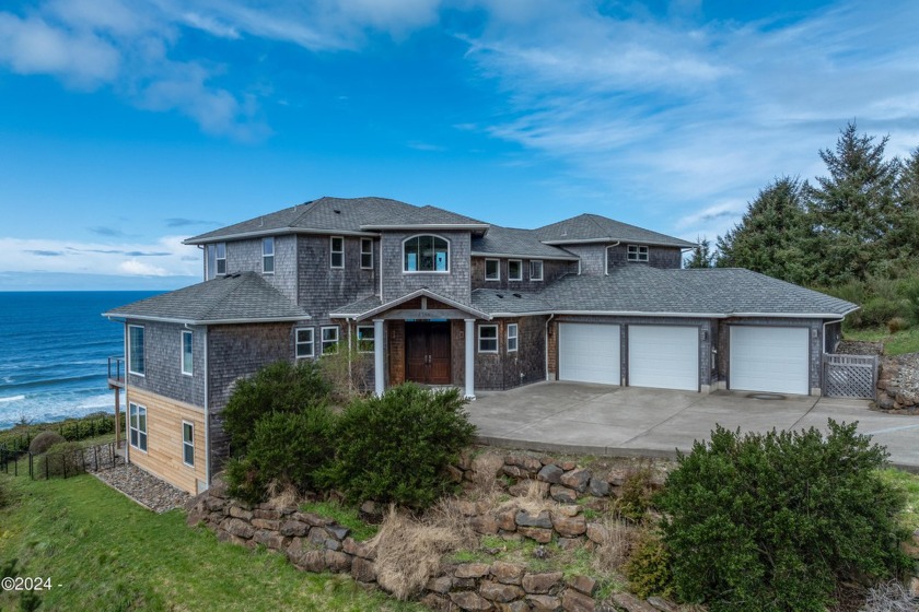 Spectacular panoramic views. There is an estuary between the - Beach Home for sale in Neskowin, Oregon on Beachhouse.com