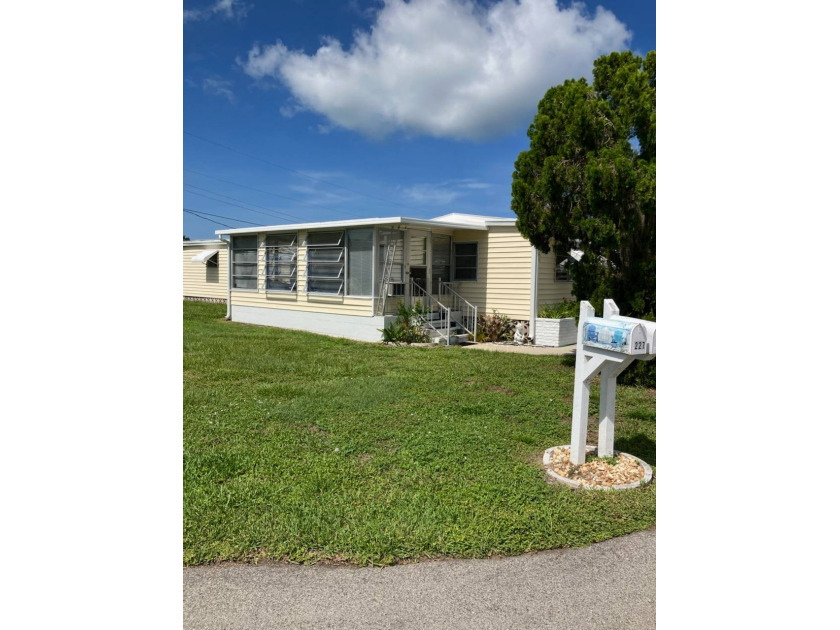 Nestled just 3 miles to gorgeous Nokomis Beach, this charming 2 - Beach Home for sale in Nokomis, Florida on Beachhouse.com