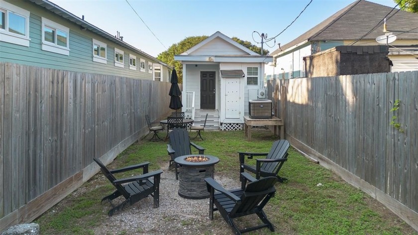 Looking for a vacation home or great investment? This 1-bed, 1 - Beach Home for sale in Galveston, Texas on Beachhouse.com