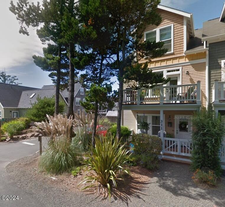 Turn-key vacation home or full time living. This south facing - Beach Townhome/Townhouse for sale in Depoe Bay, Oregon on Beachhouse.com