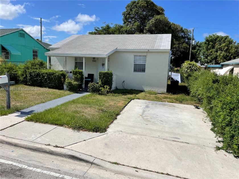 Awesome single family 2/1. Updated and fenced in. Large backyard - Beach Home for sale in Riviera Beach, Florida on Beachhouse.com