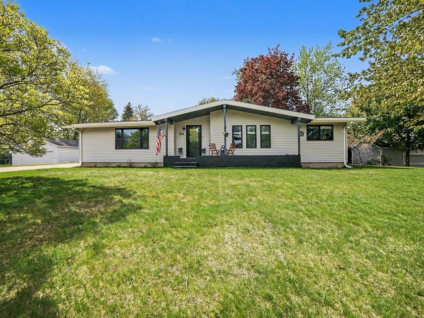 Beautifully Updated Ranch Home in a Prime location just a short - Beach Home for sale in Ludington, Michigan on Beachhouse.com