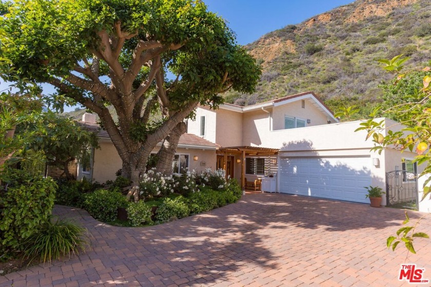 Exceptional Opportunity in Malibu West. This well priced - Beach Home for sale in Malibu, California on Beachhouse.com