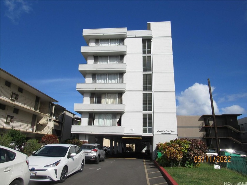 Fresh & renovated 2/1 unit with (1) assigned parking that offers - Beach Condo for sale in Honolulu, Hawaii on Beachhouse.com