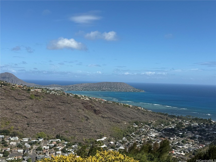 Nestled in Private Kahala Kua gated community, residence boasts - Beach Home for sale in Honolulu, Hawaii on Beachhouse.com