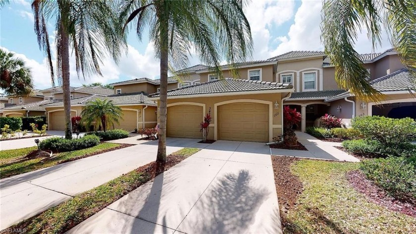 This Gorgeous and spacious 3bed, 2 bath Coach home is perfectly - Beach Condo for sale in Naples, Florida on Beachhouse.com