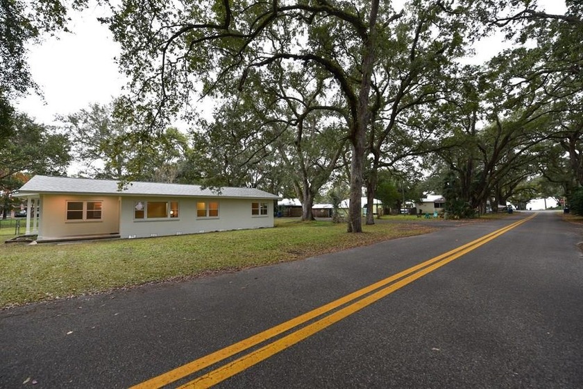 Apalachicola Philaco Shores Florida cottage with attached - Beach Home for sale in Apalachicola, Florida on Beachhouse.com