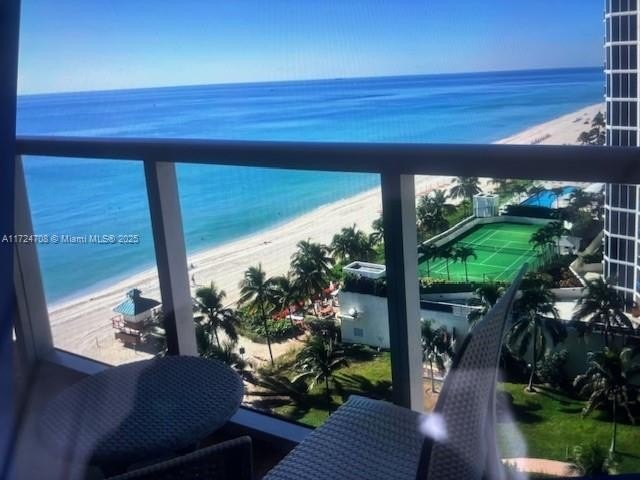 Location ! Location!, Beautiful and bright studio with 2 queen - Beach Commercial for sale in Sunny Isles Beach, Florida on Beachhouse.com