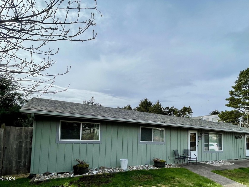 This meticulously maintained single level home, a stone's throw - Beach Home for sale in Newport, Oregon on Beachhouse.com