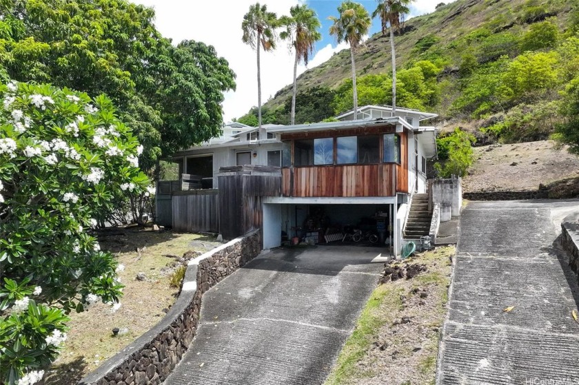 Unlock the potential of this delightful fixer-upper perched on a - Beach Home for sale in Honolulu, Hawaii on Beachhouse.com