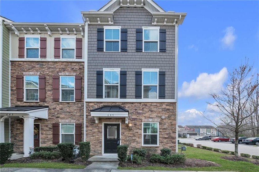Welcome to this well-maintained end-unit townhouse in - Beach Townhome/Townhouse for sale in Chesapeake, Virginia on Beachhouse.com