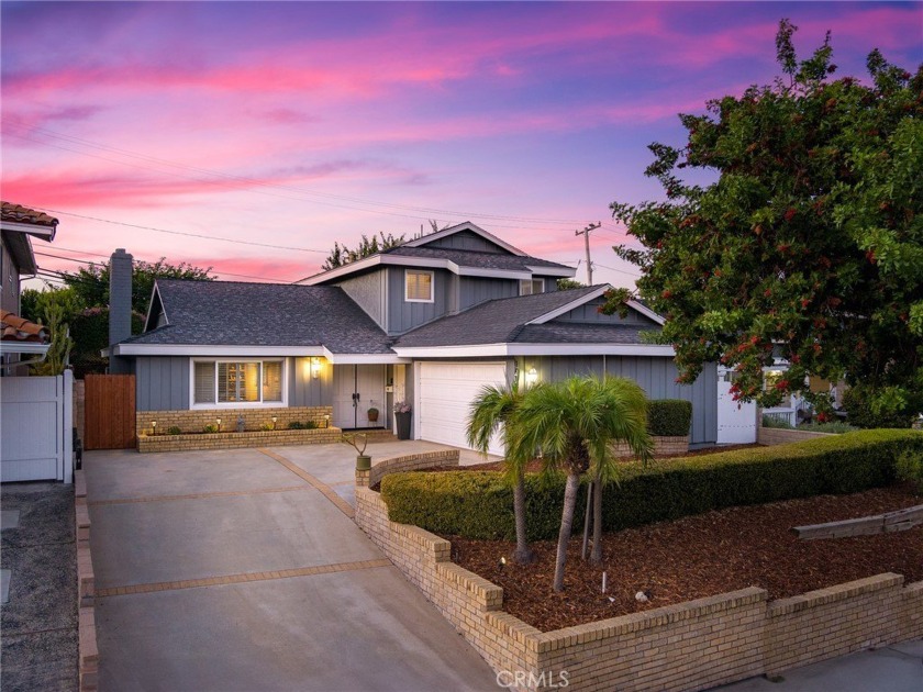 Entertainers dream layout in this split level home anchored by a - Beach Home for sale in Rancho Palos Verdes, California on Beachhouse.com