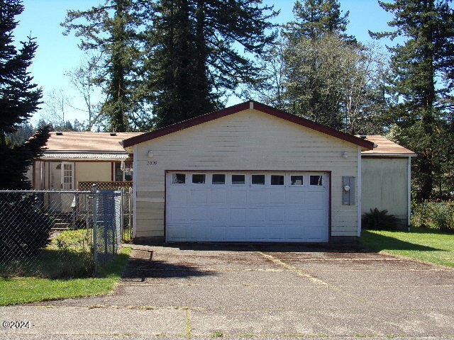 3 bedroom 2 bathroom manufactured home with attached 2 car - Beach Home for sale in Toledo, Oregon on Beachhouse.com