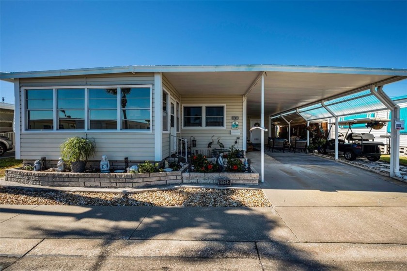 **Charming Manufactured Home in a Vibrant 55+ Community on Lake - Beach Home for sale in Largo, Florida on Beachhouse.com