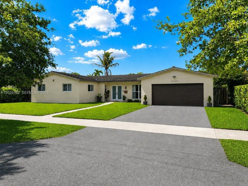 Located in the highly sought-after Killian Greens area of - Beach Home for sale in Miami, Florida on Beachhouse.com