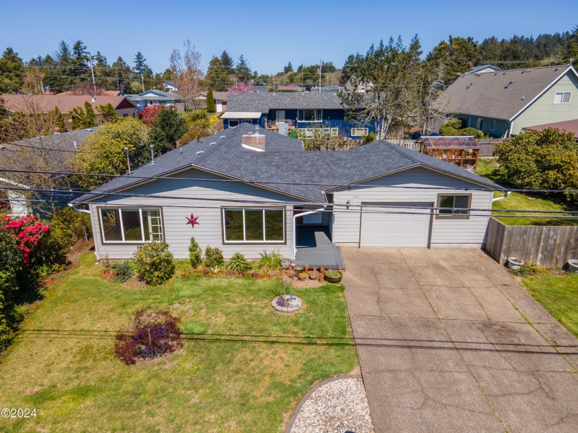 Tastefully updated home centrally located in Newport. Close to - Beach Home for sale in Newport, Oregon on Beachhouse.com
