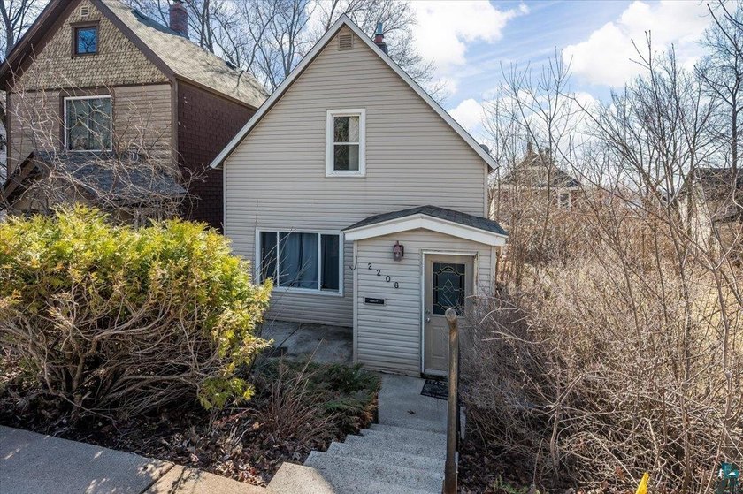 Cute, clean, updated home in convenient location with easy - Beach Home for sale in Duluth, Minnesota on Beachhouse.com